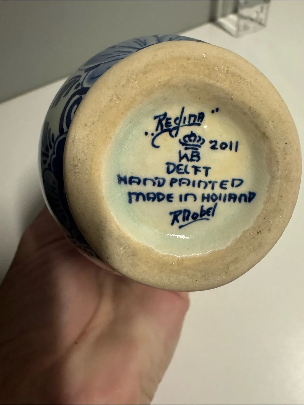 Regina Delft 2011 ceramic vase 5.5”